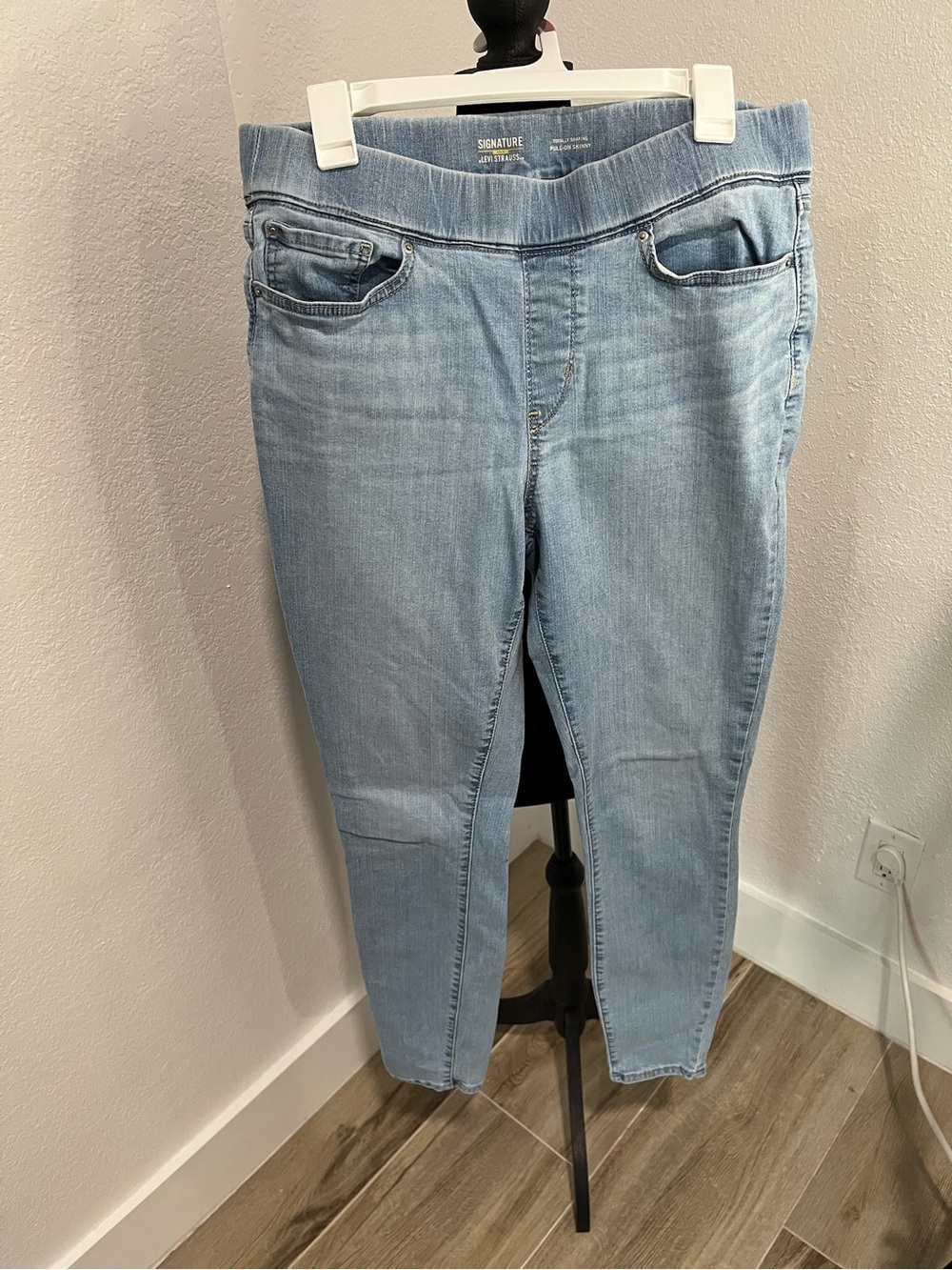 Signature Light Wash Stretch Jeggings in Blue